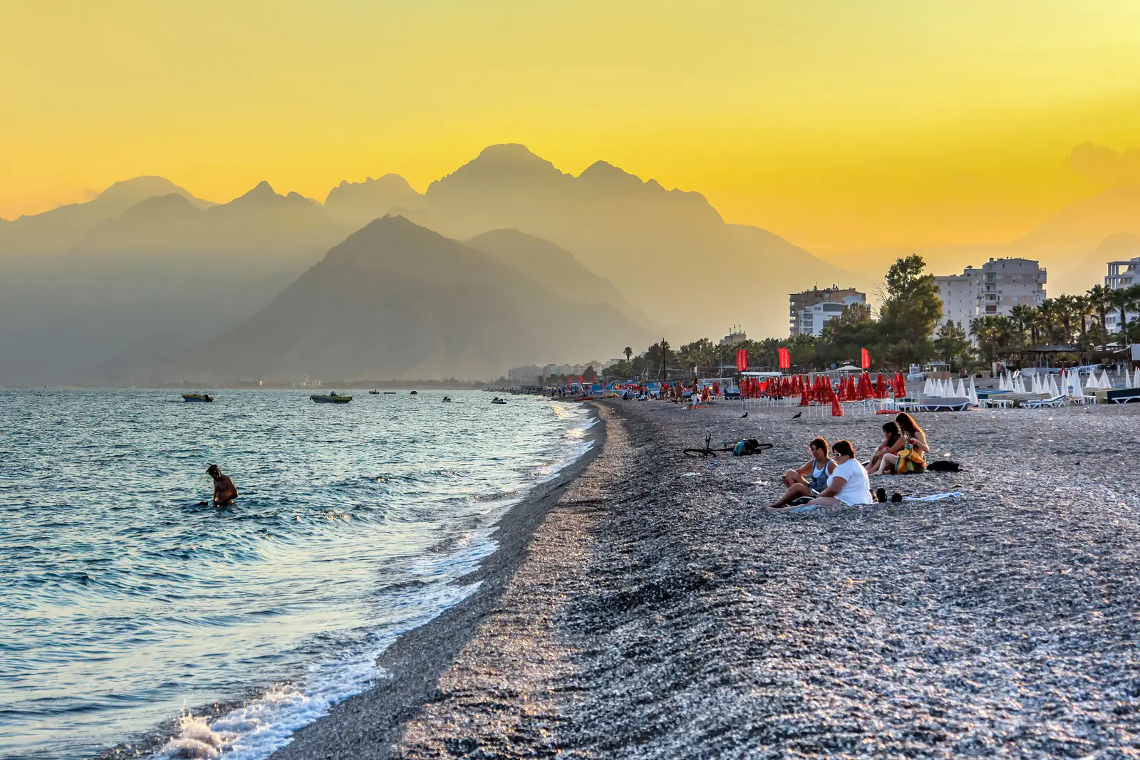 Foto: Konyaaltı çimərliyində gün batımı
